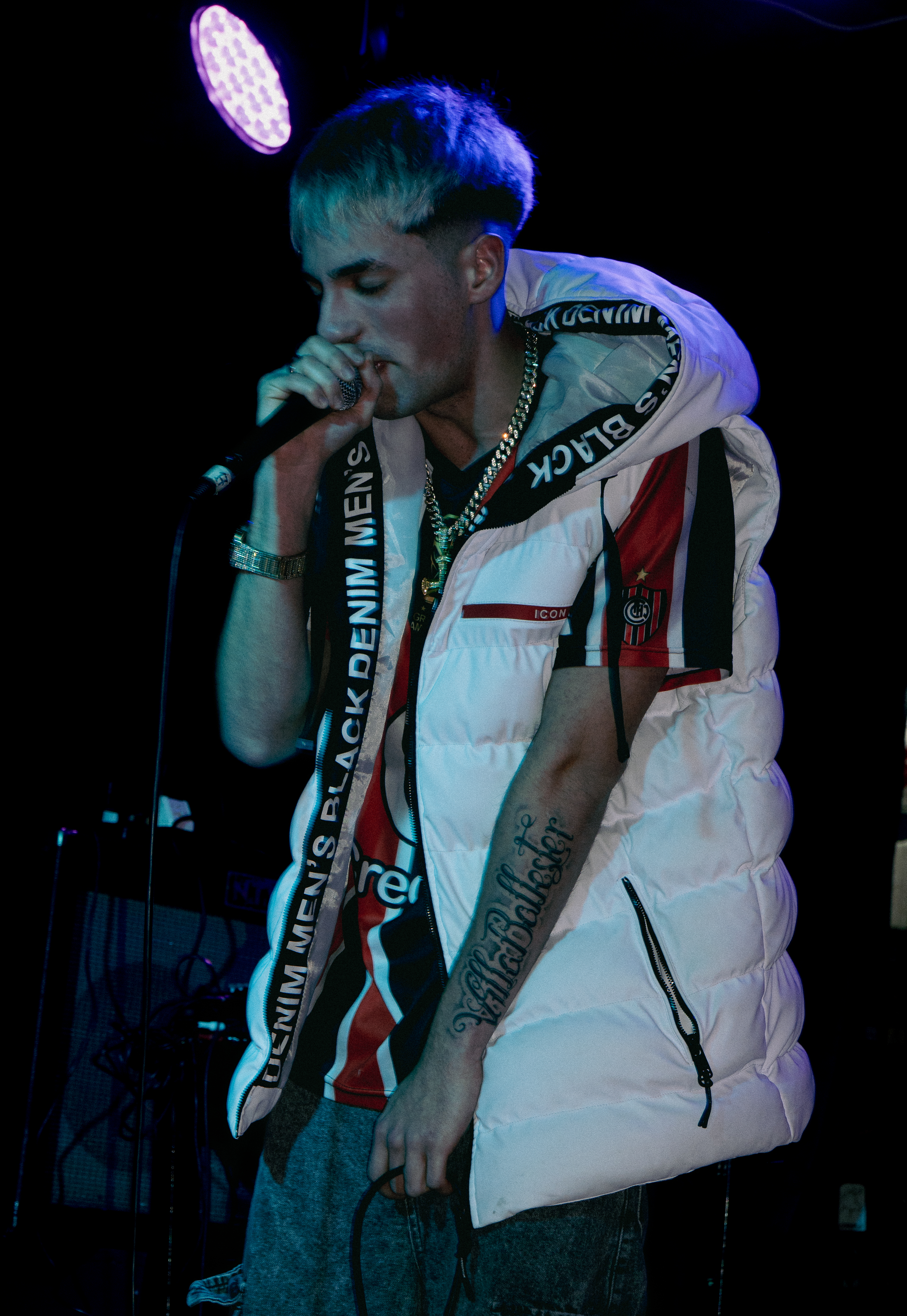 Leito cantando en vivo durante un show